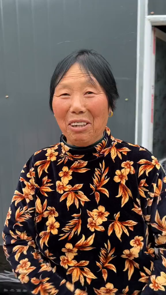 镶金牙戴耳坠采茶工大姨