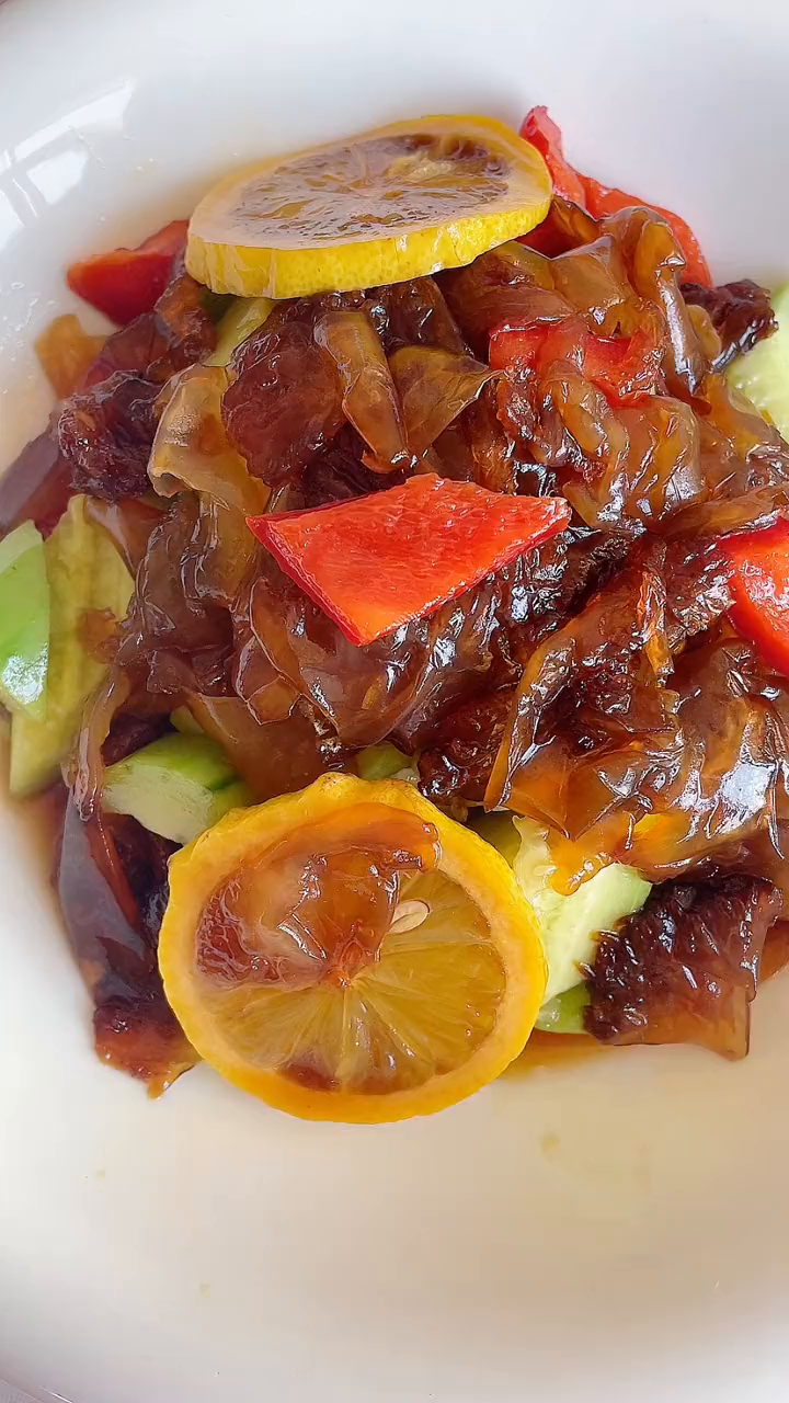 今天没出门将就冰箱里的海蜇头拌黄瓜……适合春天的凉菜