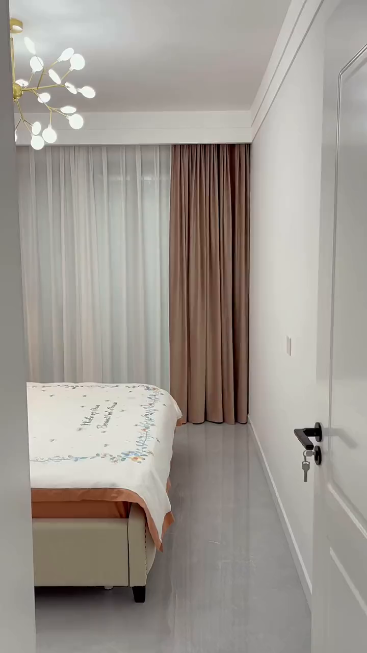 卧室用双层石膏板吊顶加双眼皮叠级线,比罗马杆好看,一定要做窗-度小