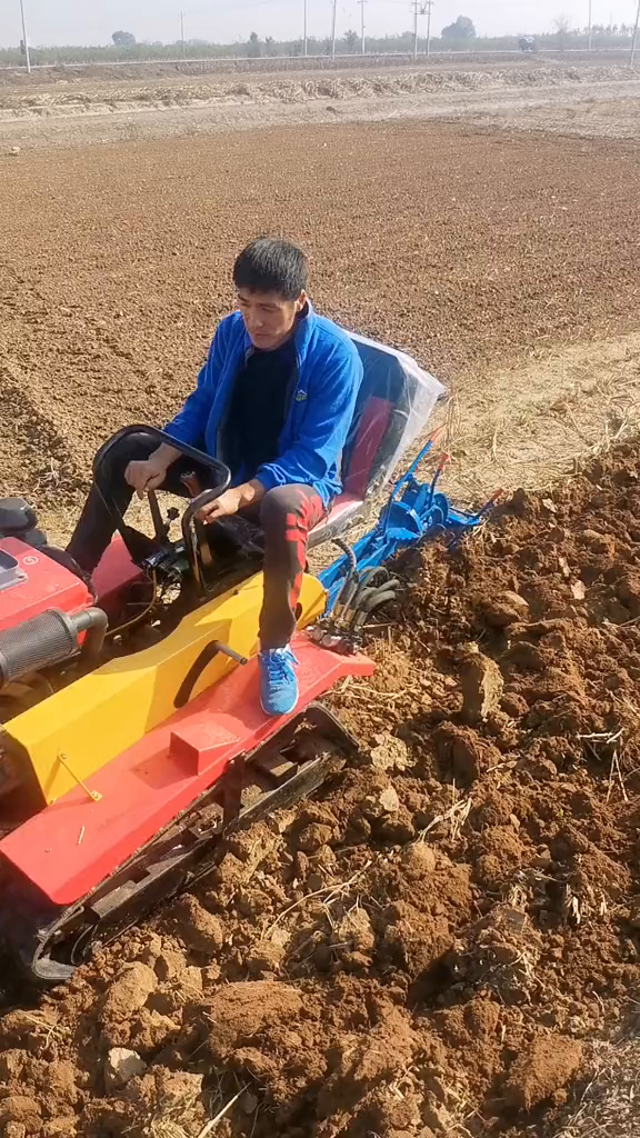 深耕犁小型耕地机单铧犁犁地机小助手