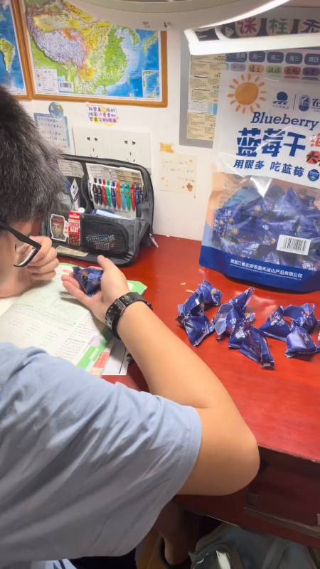 又回购了这个蓝莓果干,王同学超爱吃,配料表很干净!