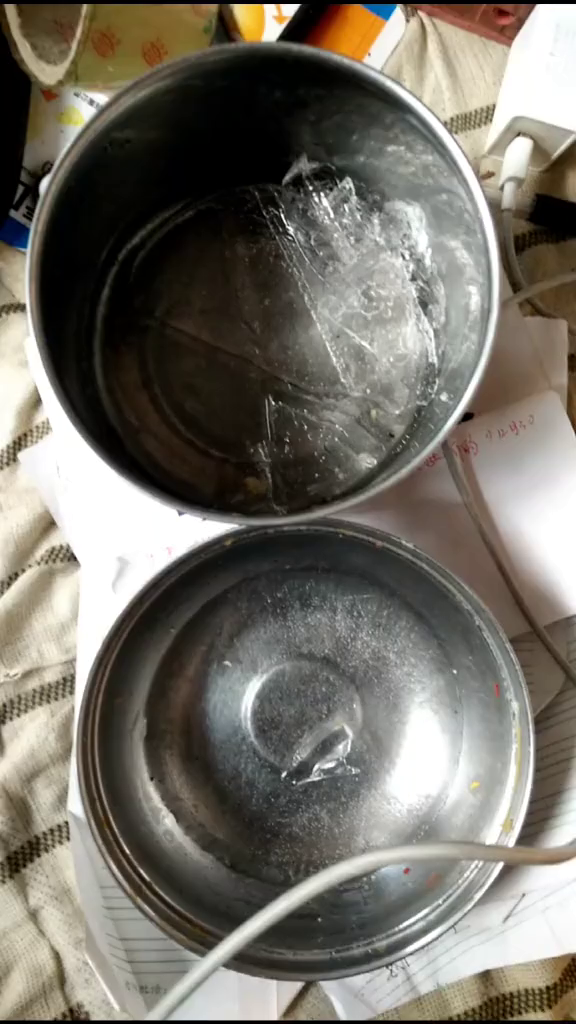 睡觉的房子里太冷了,水杯里的水都结冰了-度小视