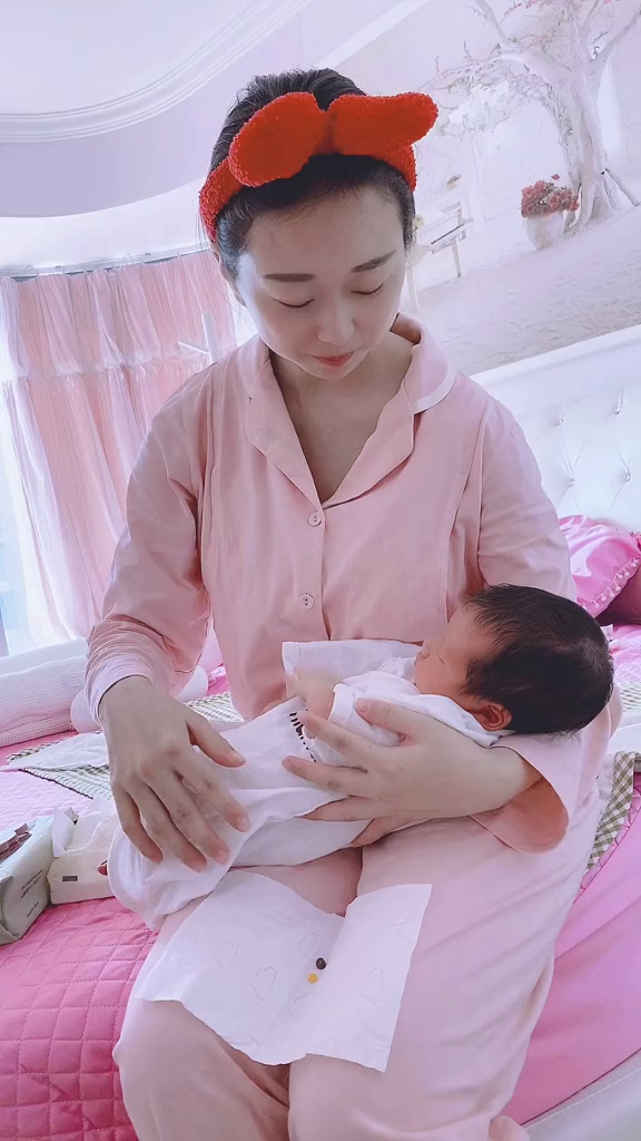 宝宝出生第八天,脐带自然脱落,今天第一次抱着小小的你-度小视