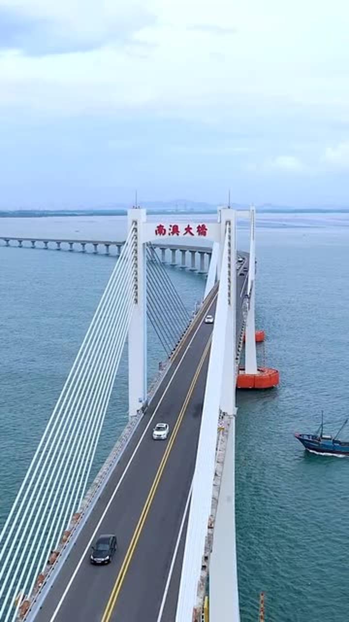 南澳大桥全长11.08千米,是广东省汕头市去,南澳岛的必经之-度小视