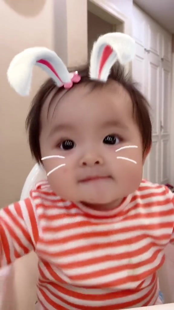 太可爱了,这个小娃娃笑起来