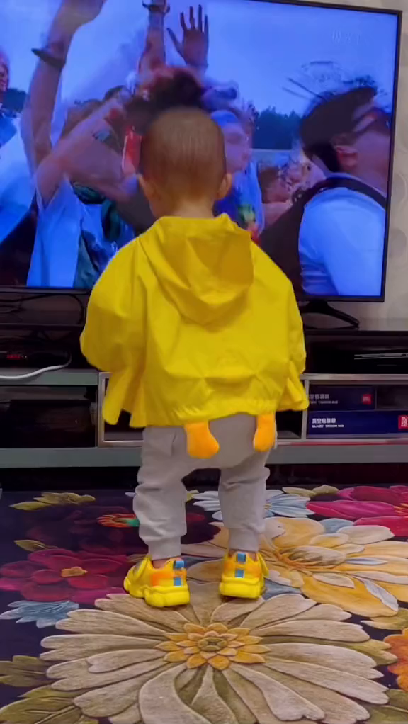 喜欢尿裤子的小哥哥,穿着尿不湿跳舞感觉带风人类幼崽成长-度小视