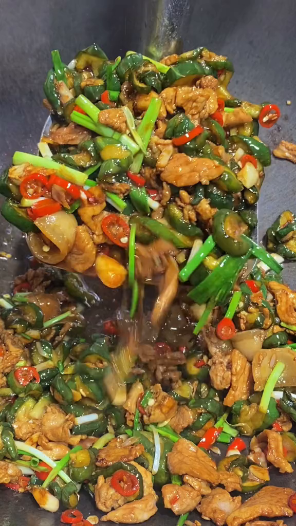 夏天做一道这样的脆黄瓜皮炒肉-度小视