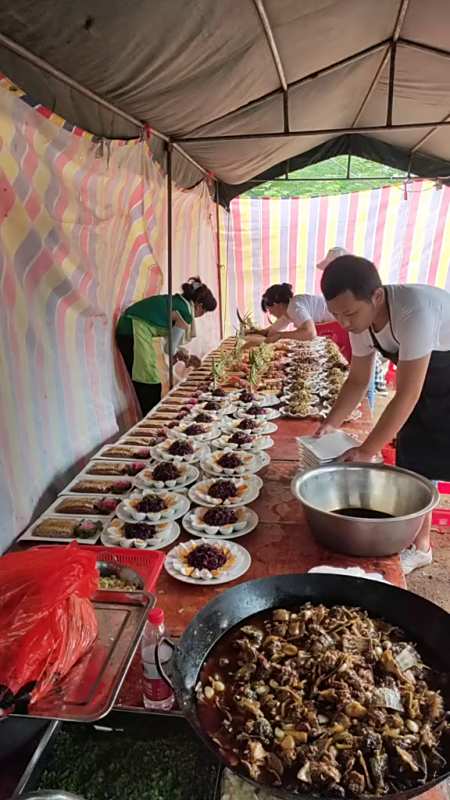 今天两家白事宴席,一家正式来客,一家开始做便餐-度小视