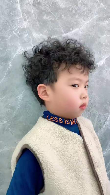 儿童烫发,变成酷酷的小男孩