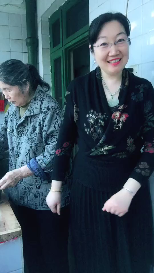 帮老娘炸素丸子来唱一首哄老娘开开心要不是老娘手上有面又得一顿打