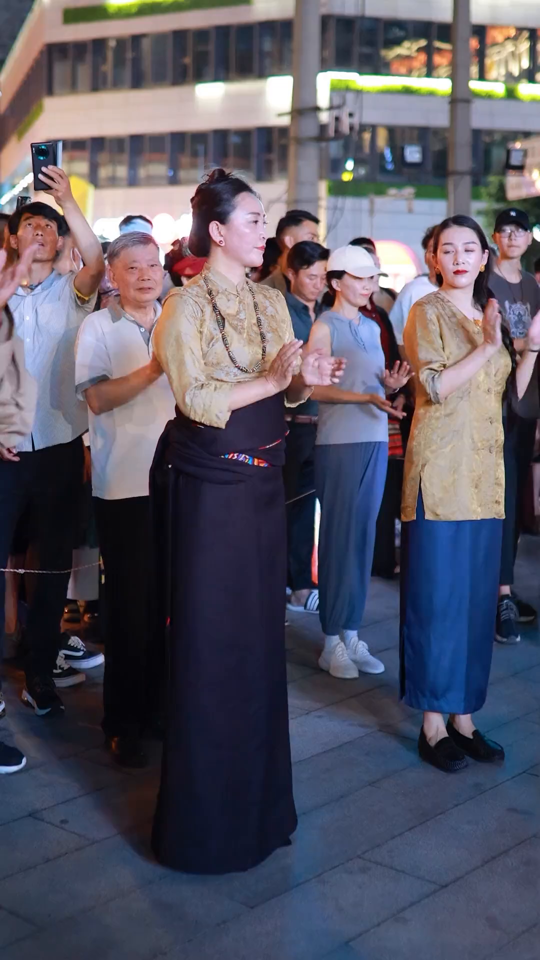 今天西饶姐姐一身大气的藏袍穿搭真的是太美太有气质了,不仅仅舞姿