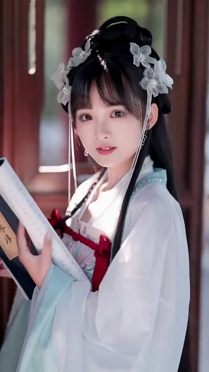 这个汉服小姐姐看书的样子太美了