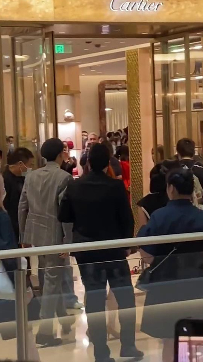 李现穿正装戴鸭舌帽惊艳亮相,又飒又帅气,男人味爆表!网友:现女友瞬间沦陷了啊!