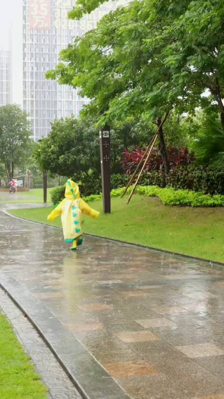 广东又下雨了,穿上雨衣雨鞋,一起去淋雨吧-度小视