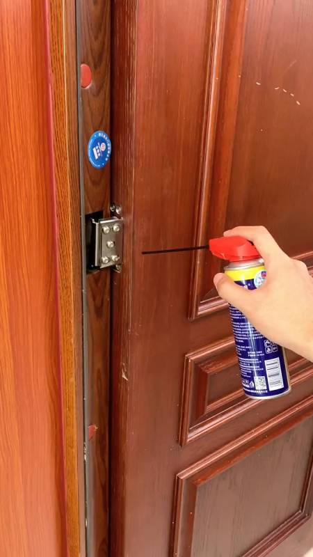 家里的门吱吱响,合叶上喷点除锈润滑剂,立马就没声音了-度小视