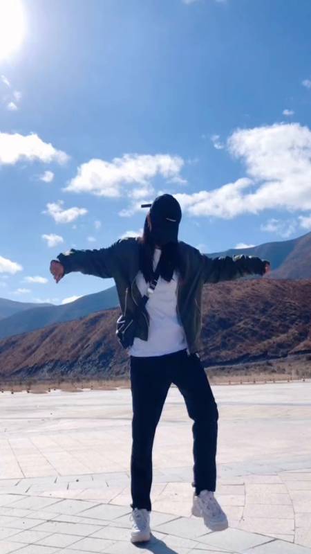 跟珍珍姐活动起来,一起摇摇摇蹦迪珍爱粉-度小视