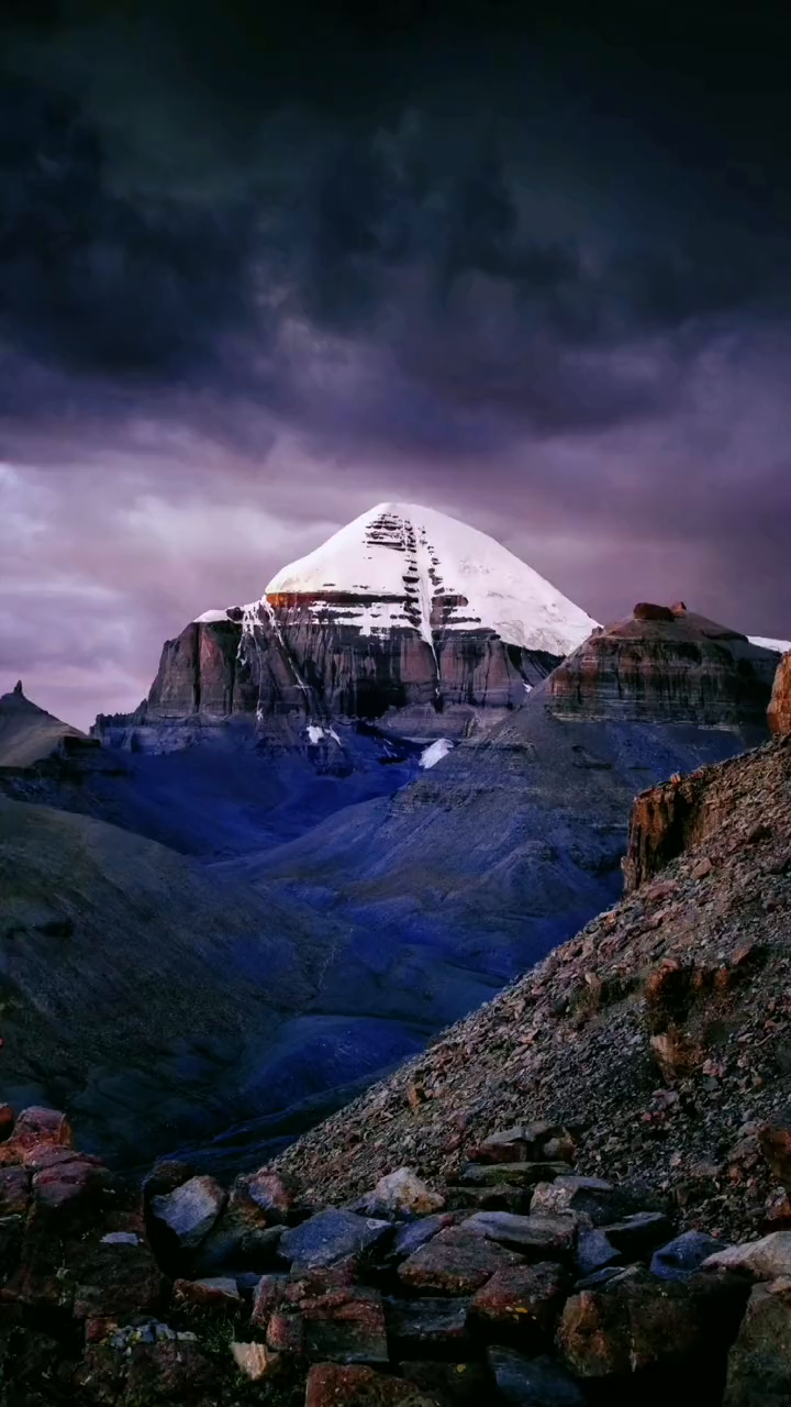 冈仁波齐像一个巨大的金字塔,被誉为世界的中心-度小视