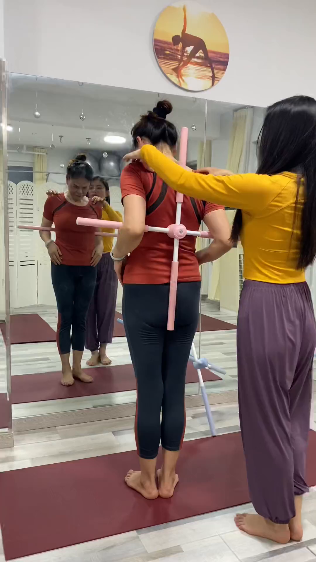 背部挺直,双肩下沉