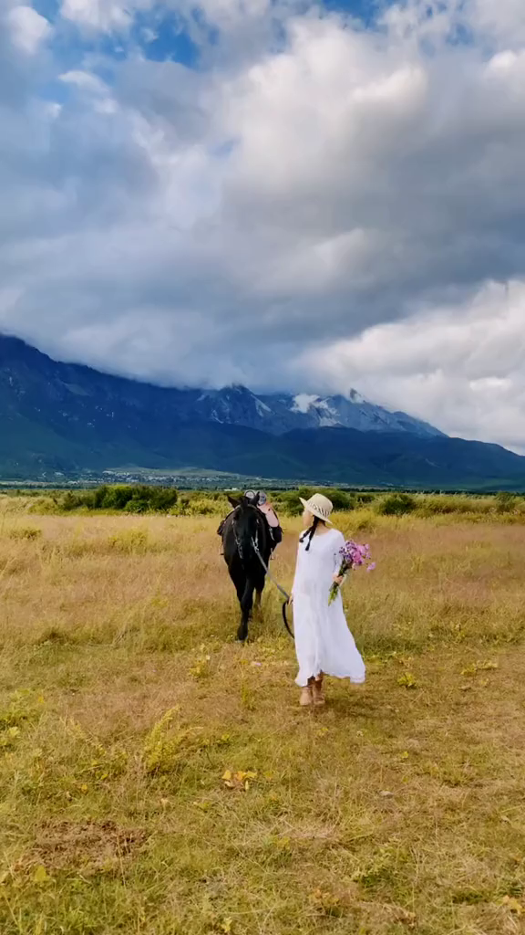 在玉龙雪山脚下养了一匹马等你来丽江陪我撷花牵马浪迹天涯可好?