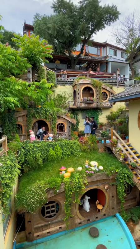 8在丽江古城的霍比特人小屋里吃过桥米线-度小视
