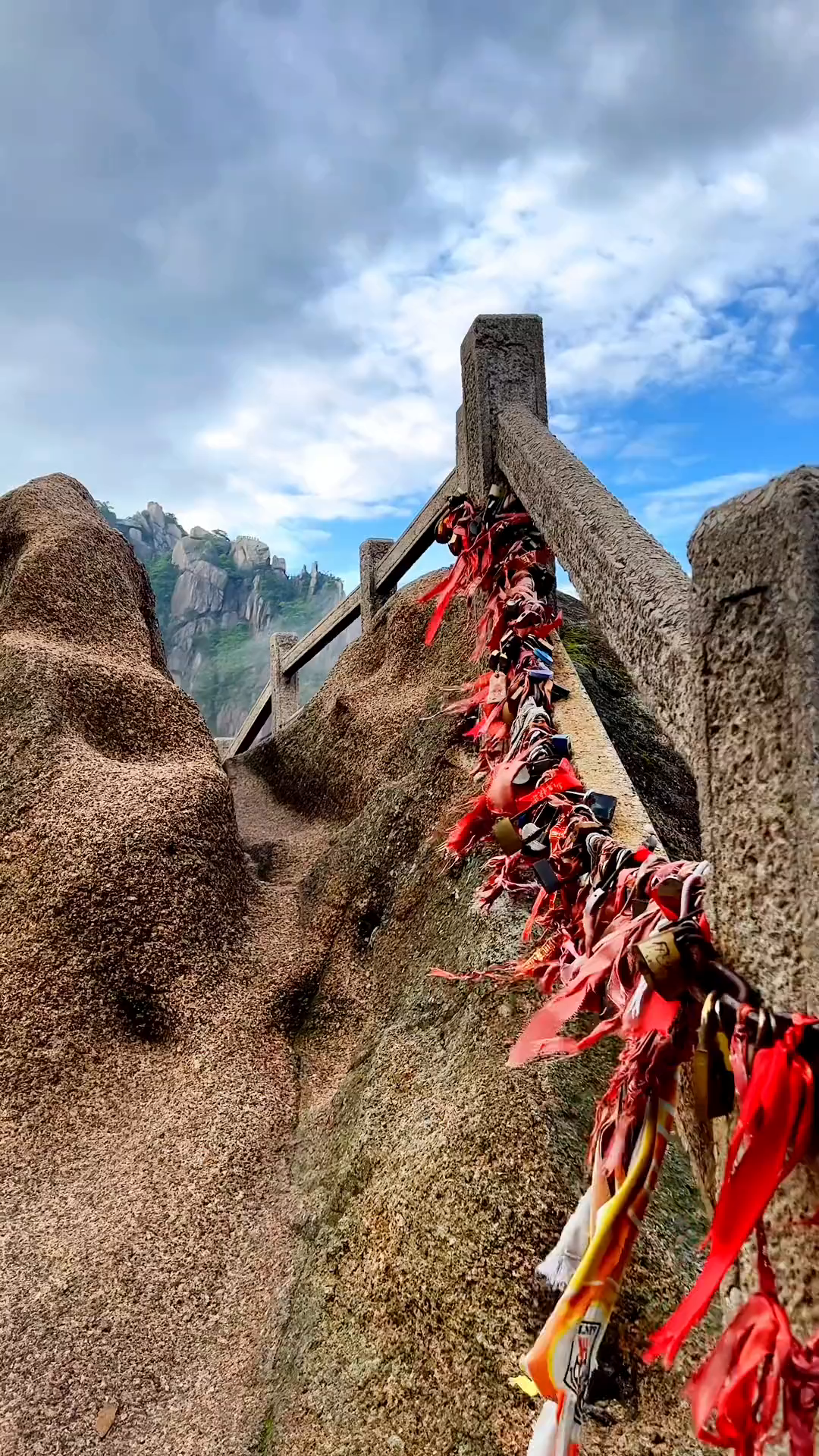 黄山天都峰以险闻名,猿猴愁攀登,飞鸟难落脚