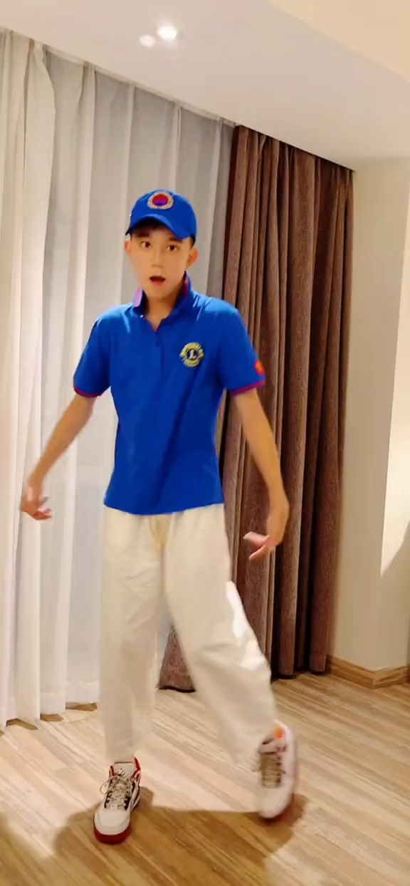 快乐男孩王一博抖肩舞来一个赵天翼阳光宝贝-度小视