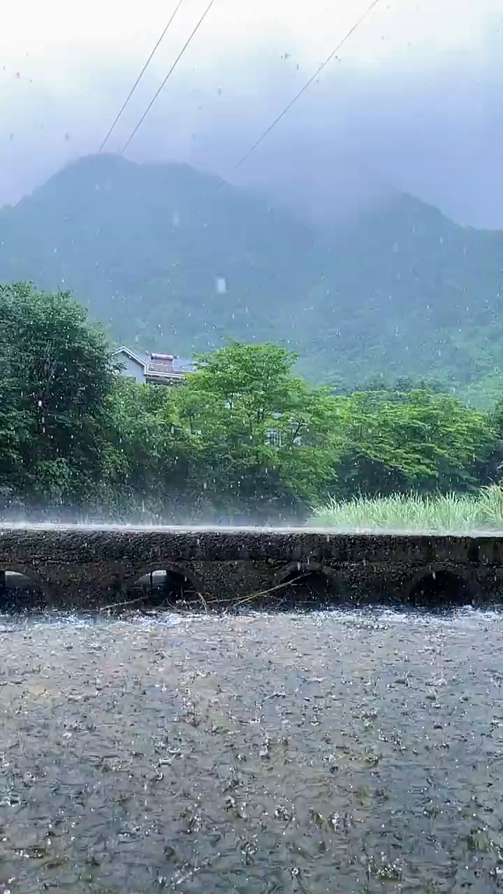 听雨是一种释怀,看雨是一种释放,淋雨是一种解压