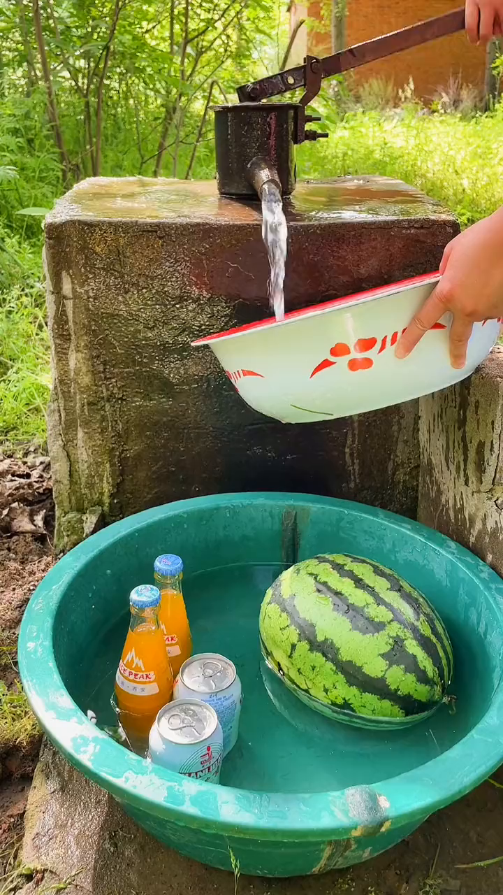 冰箱都是用井水来冰镇西瓜和饮料