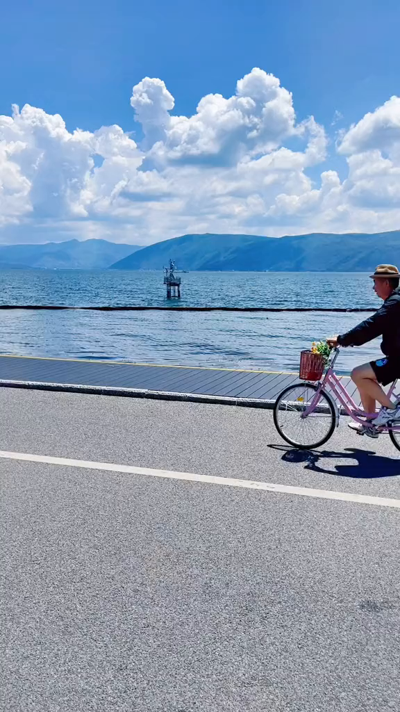 和女兒在洱海邊騎單車旅行洱海-度小視