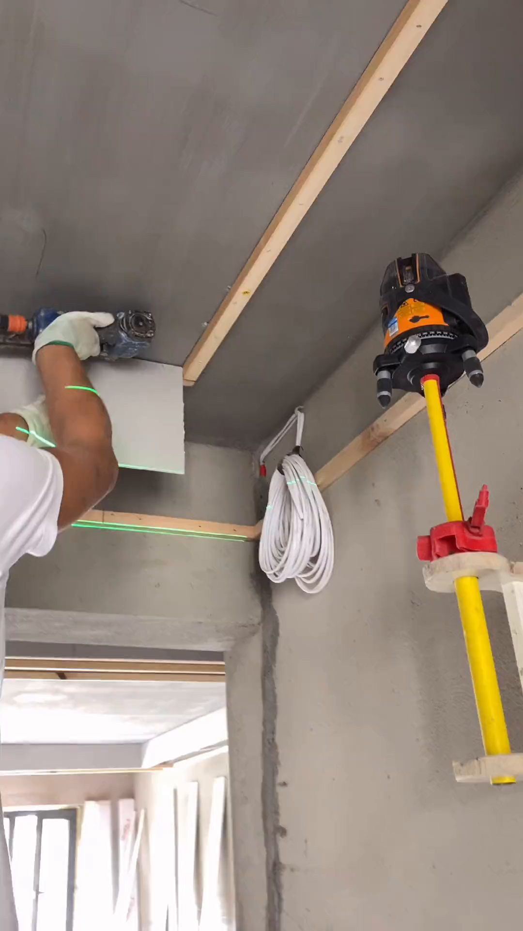 装修石膏板吊顶施工中