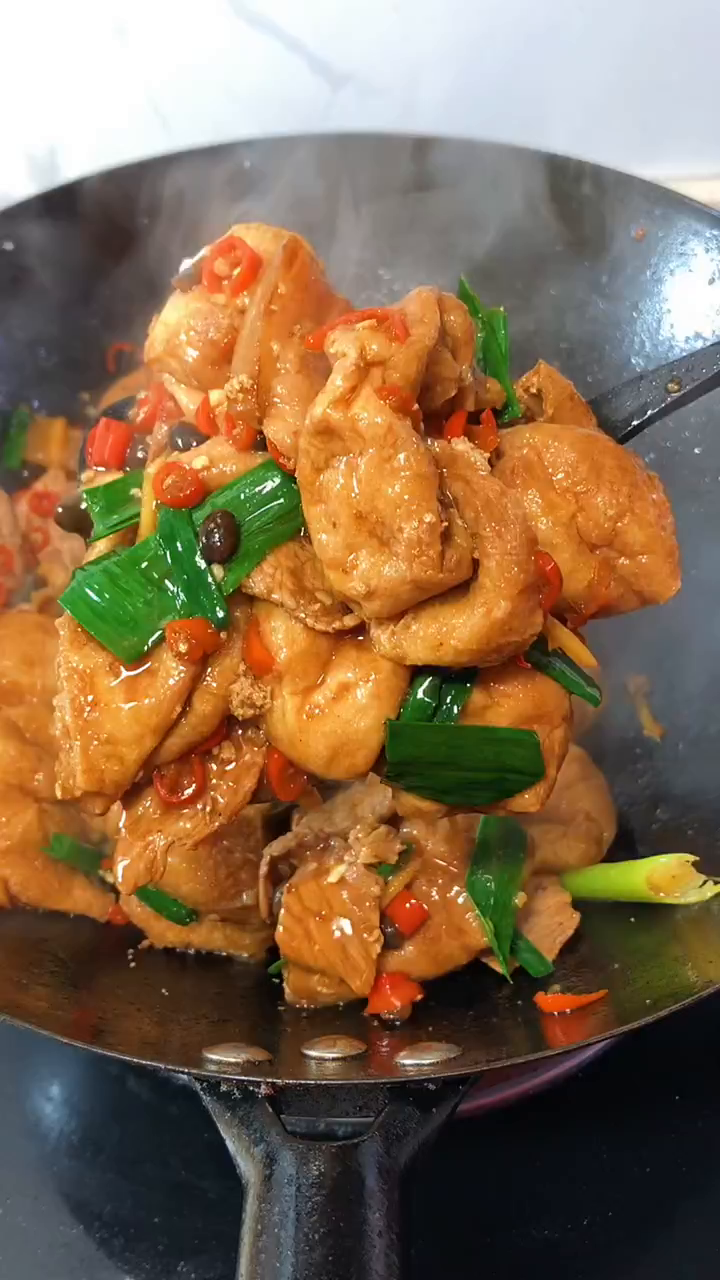 下饭菜谁能拒绝这道油豆腐炒肉,满满的汤汁一口一块才过瘾