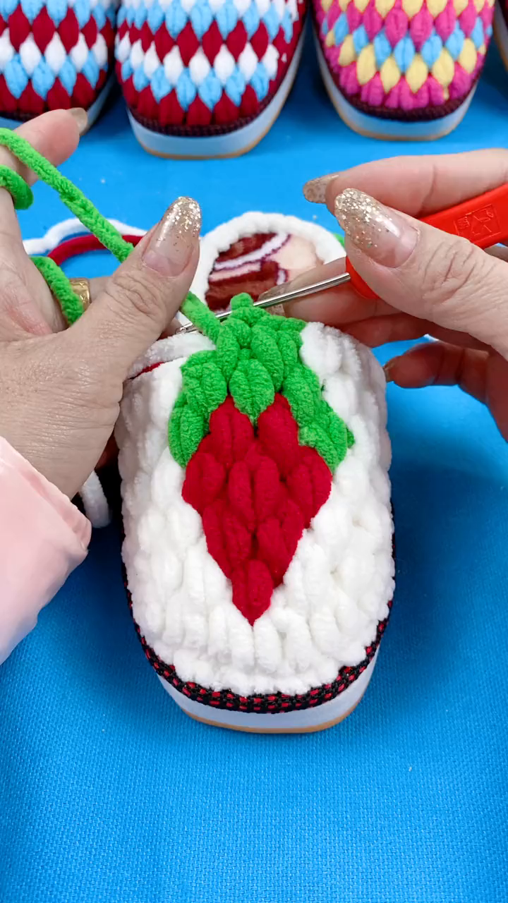 在家钩这样的一双小草莓拖鞋给自己的宝贝吧!