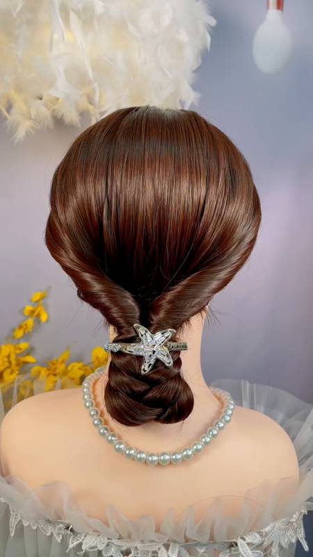 秋冬季节穿大衣必学的这款慵懒风低盘发编发-度小视