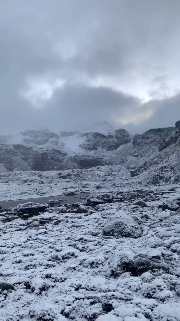 珠峰遭遇暴风雪