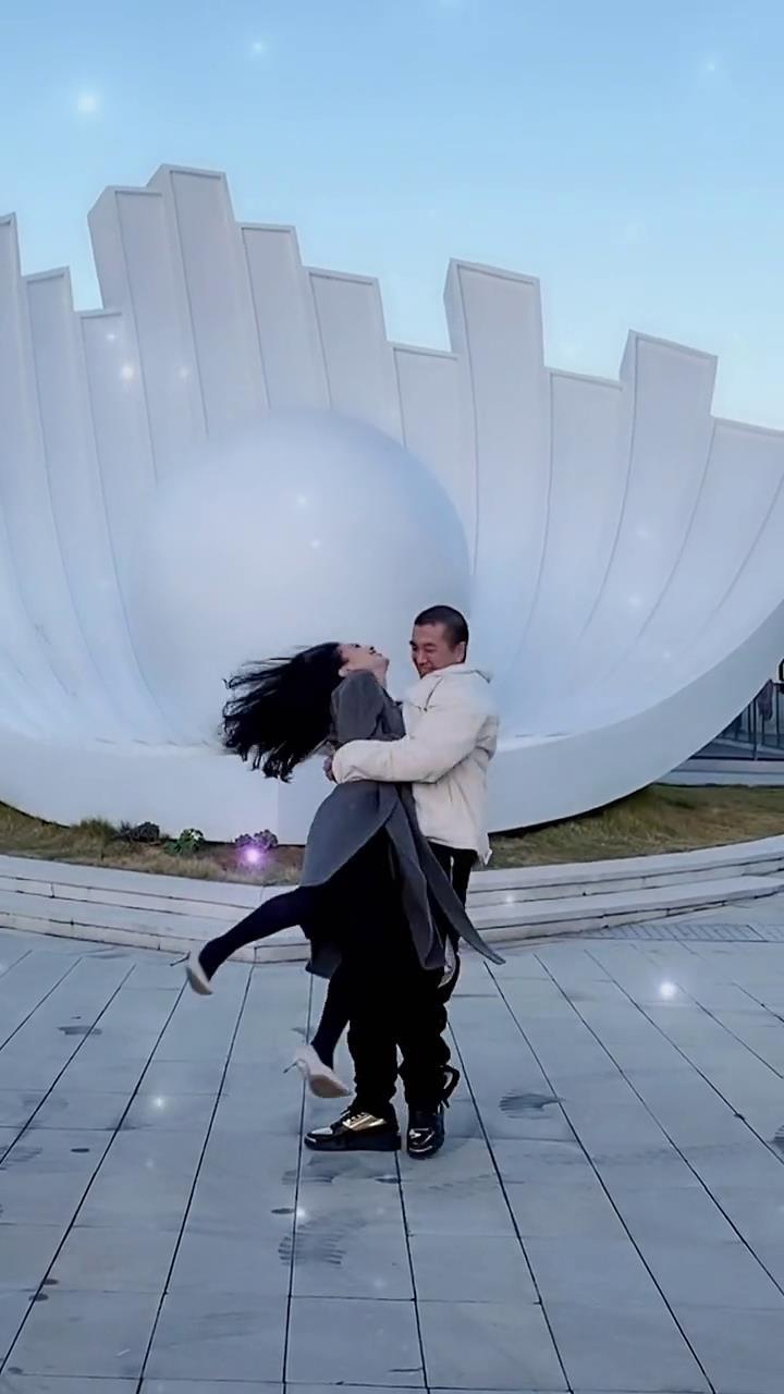 黄圣依杨子大秀恩爱没想到公主抱是这样的啊圣依是女汉子没错了