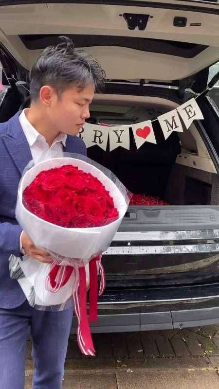 今天雨有点大送给你一车玫瑰花喜欢吗