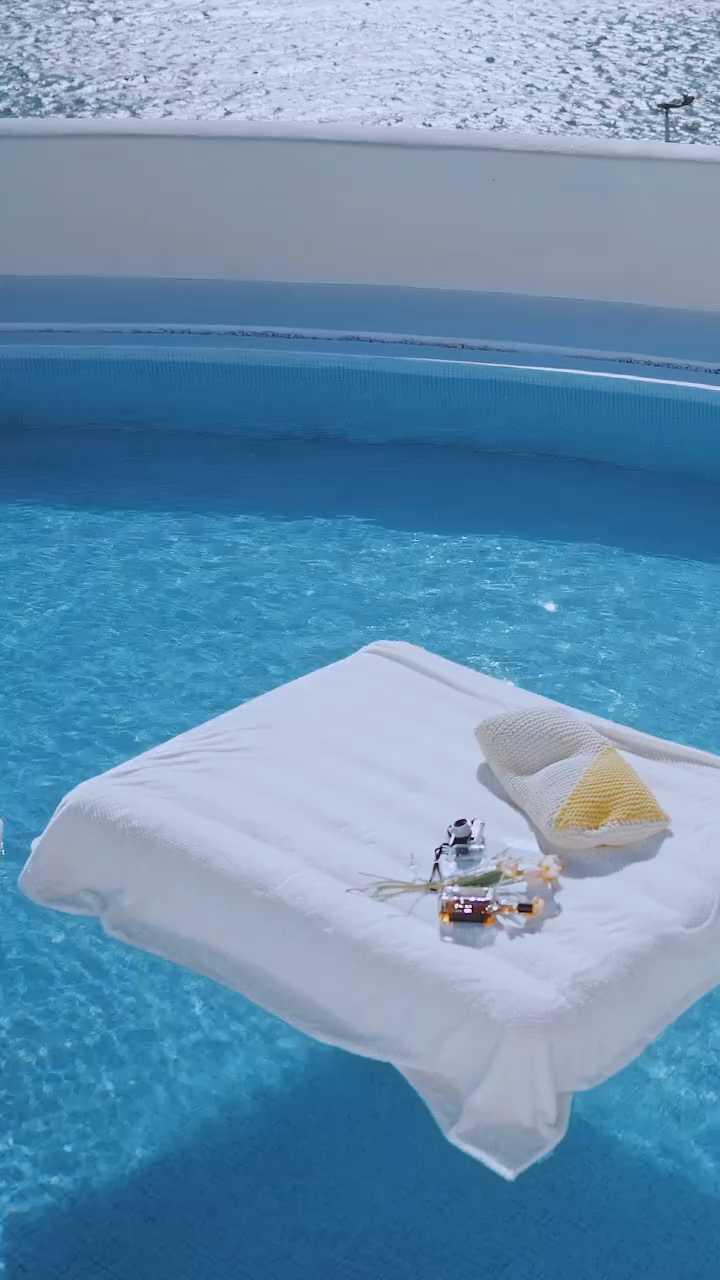 悬崖上的泳池漂浮床