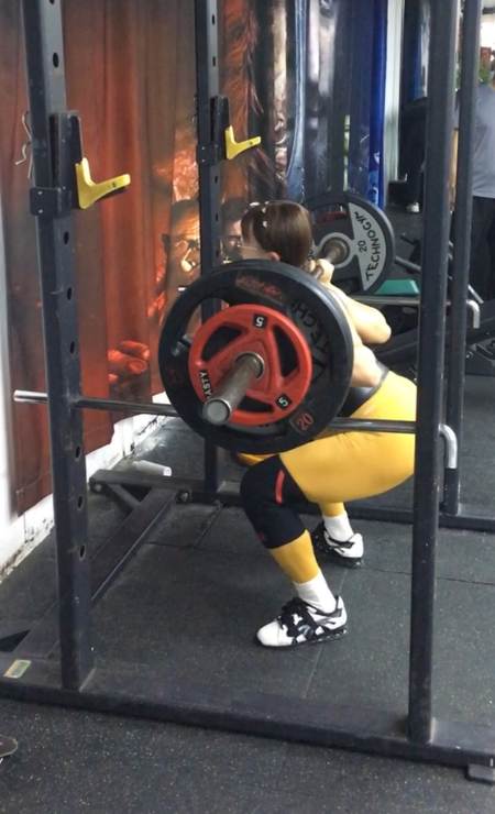 非体育专业在校女大学生健身房深蹲110公斤伤害性不大侮辱性极强让人