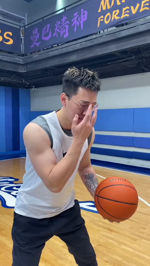 你打球碰见过戴眼镜的么