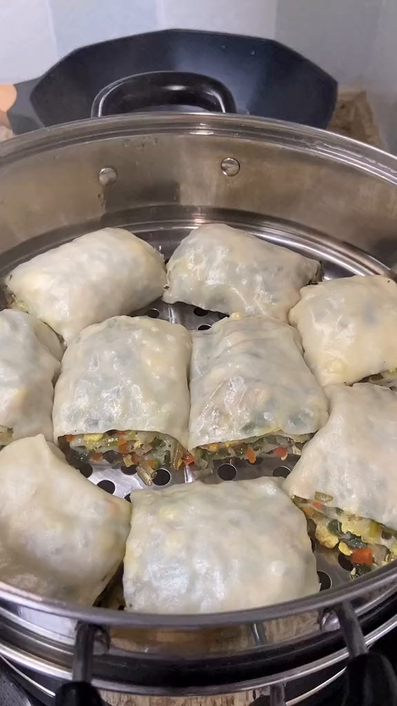 今天花了2块做了一锅蒸菜卷还么上桌就被吃光了孩子们说太香了