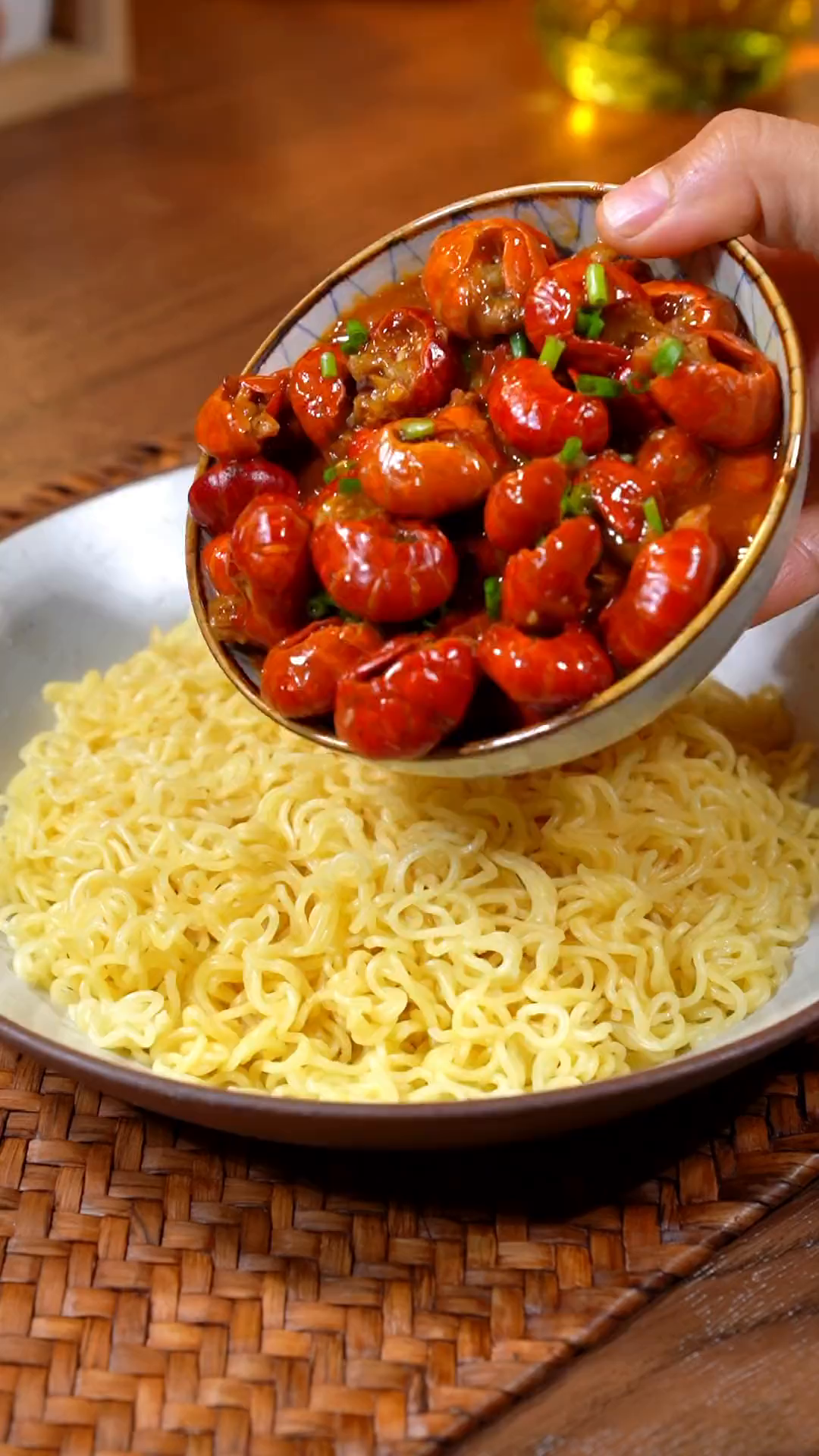 超简单的龙虾尾拌面,好吃到停不下来