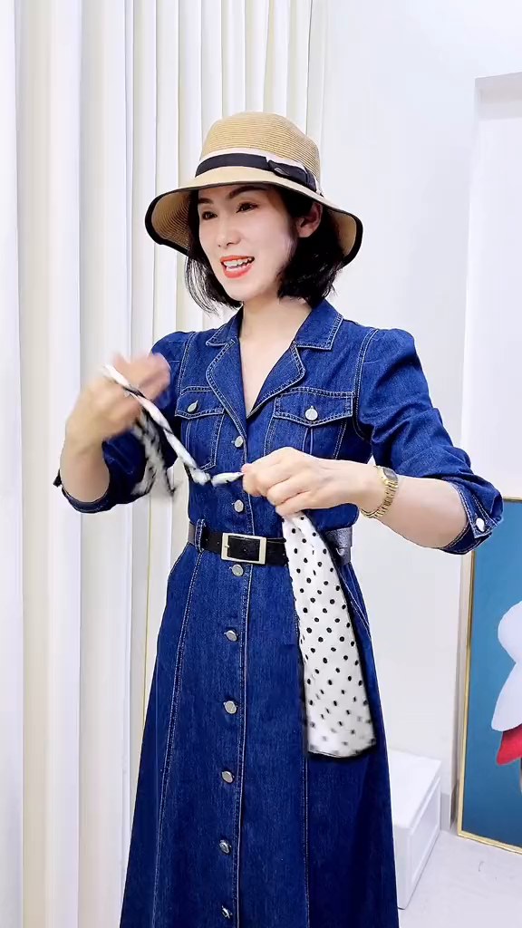波点小丝巾搭配牛仔裙,休闲又复古,小装饰大改变教你变美高级感穿搭