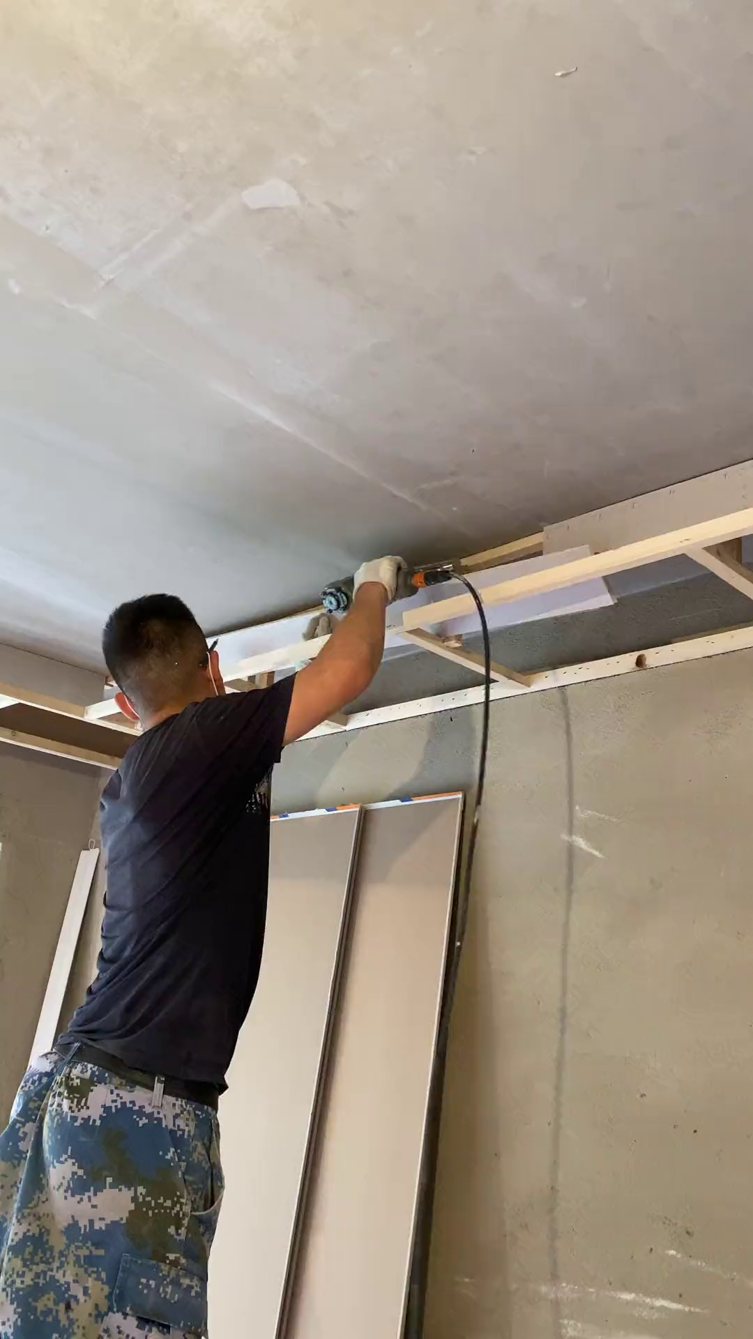 装修石膏板木方边吊回光挡板施工中-度小视