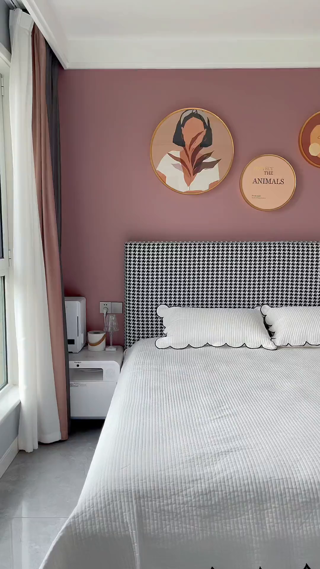 卧室一定要做单层石膏板的双眼皮吊顶,和衣柜衔接,耐看不易过时-度小