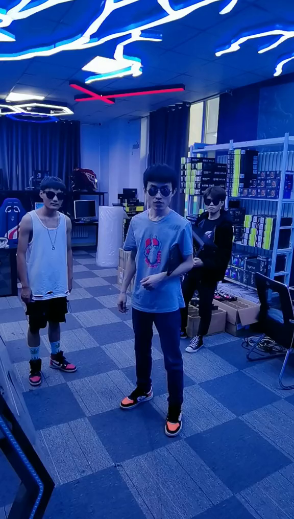 大哥带小弟豪横买电脑