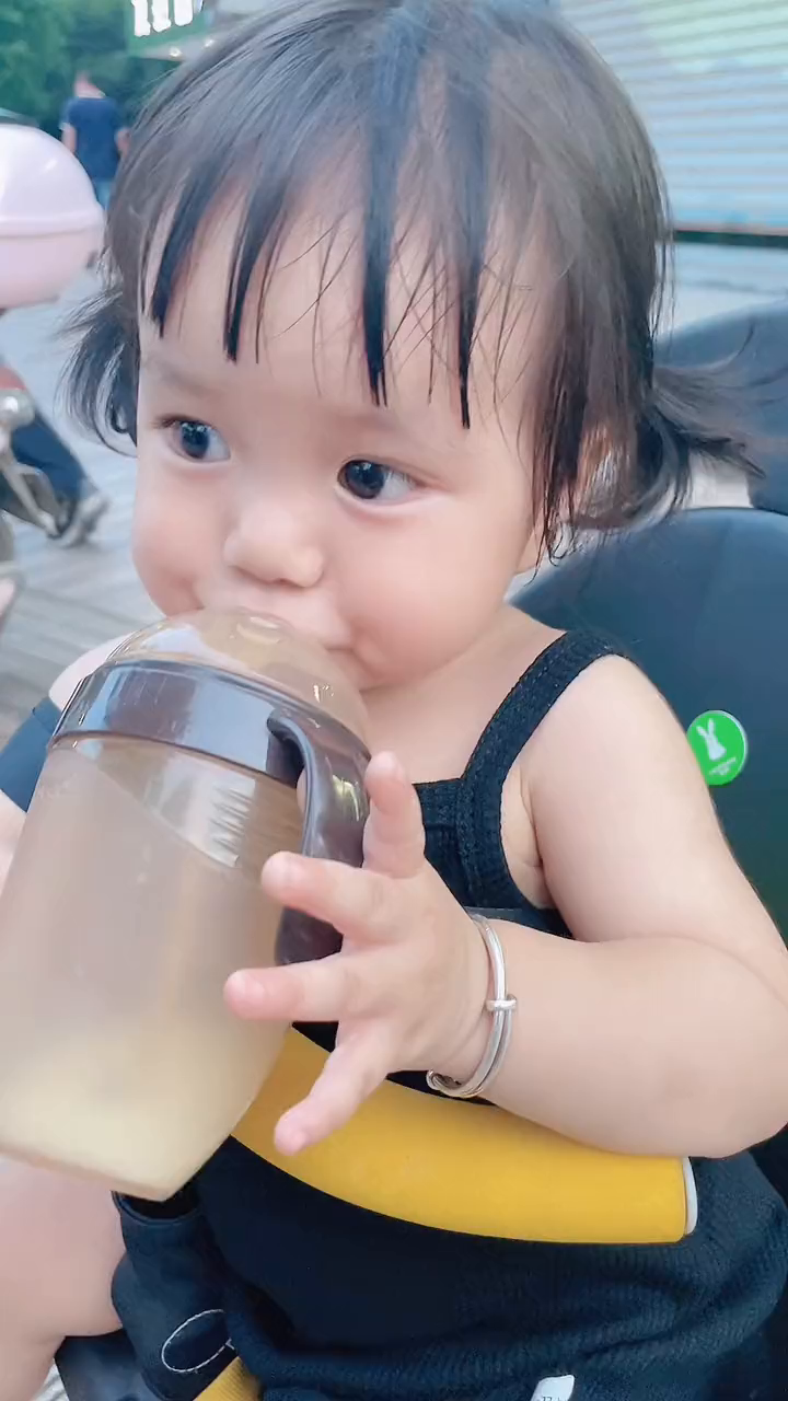 认真喝奶的样子也太可爱了吧人类幼崽喝奶姿势萌娃日常骗你生女儿