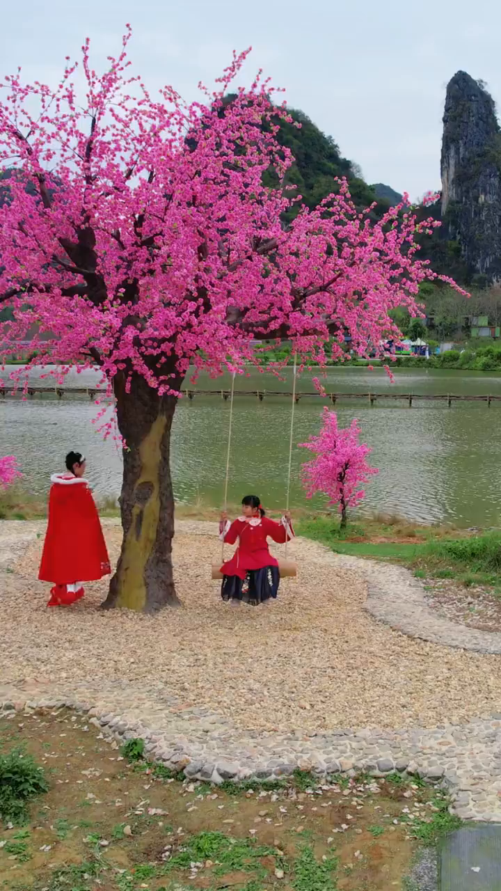 这么好看的汉服和桃花溪太合适荡秋千啦