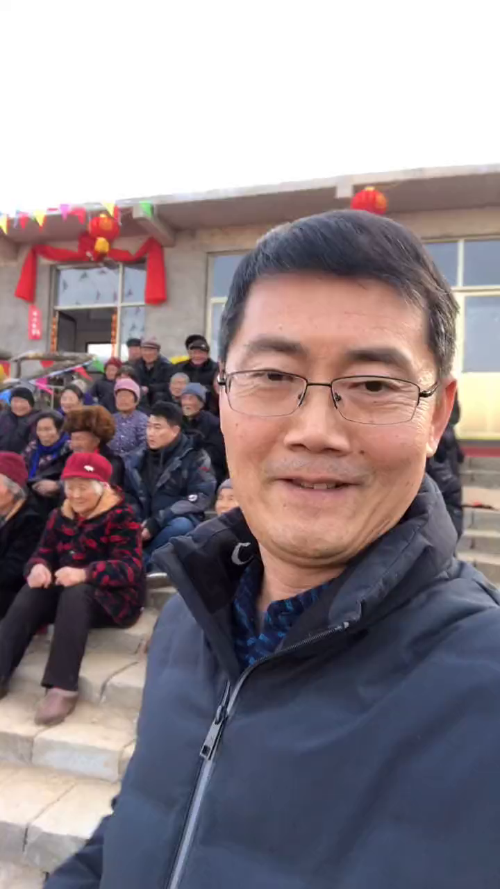 山东电视台《拉呱》主持人鄢磊来到朱家坪村-度小视