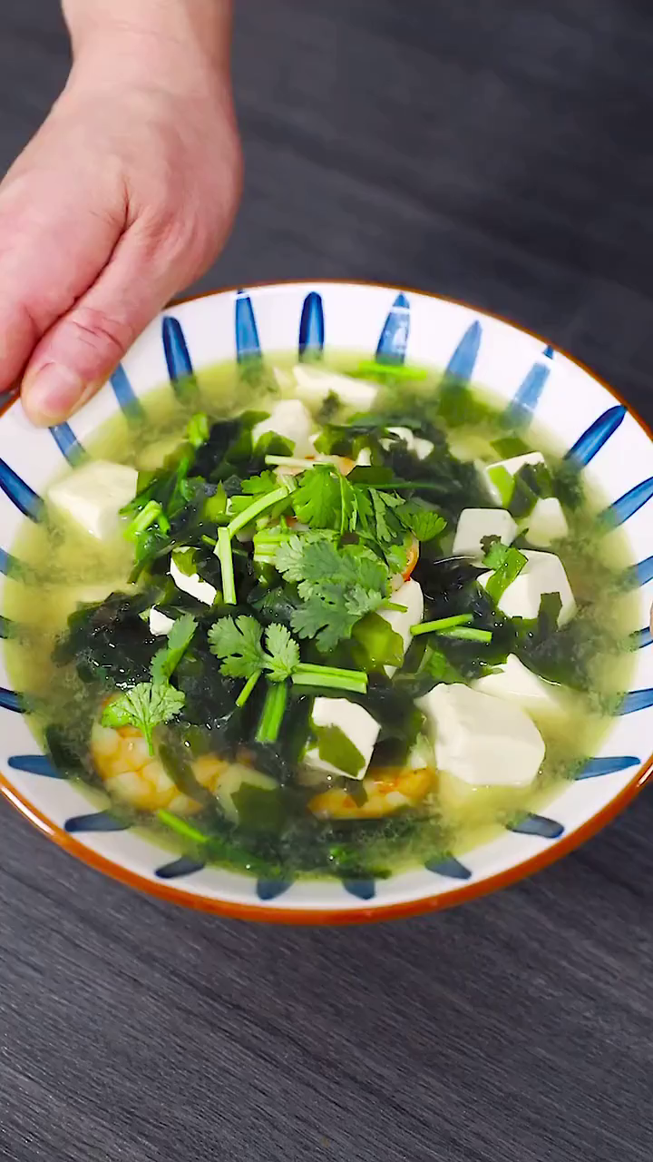 冬天喝上一碗热乎乎的裙带菜豆腐汤简直太舒服了