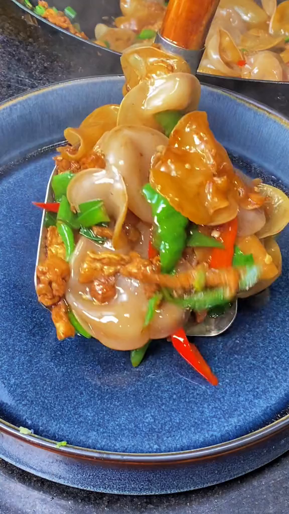 因为在小炒肉里面加入了这个白玉木耳